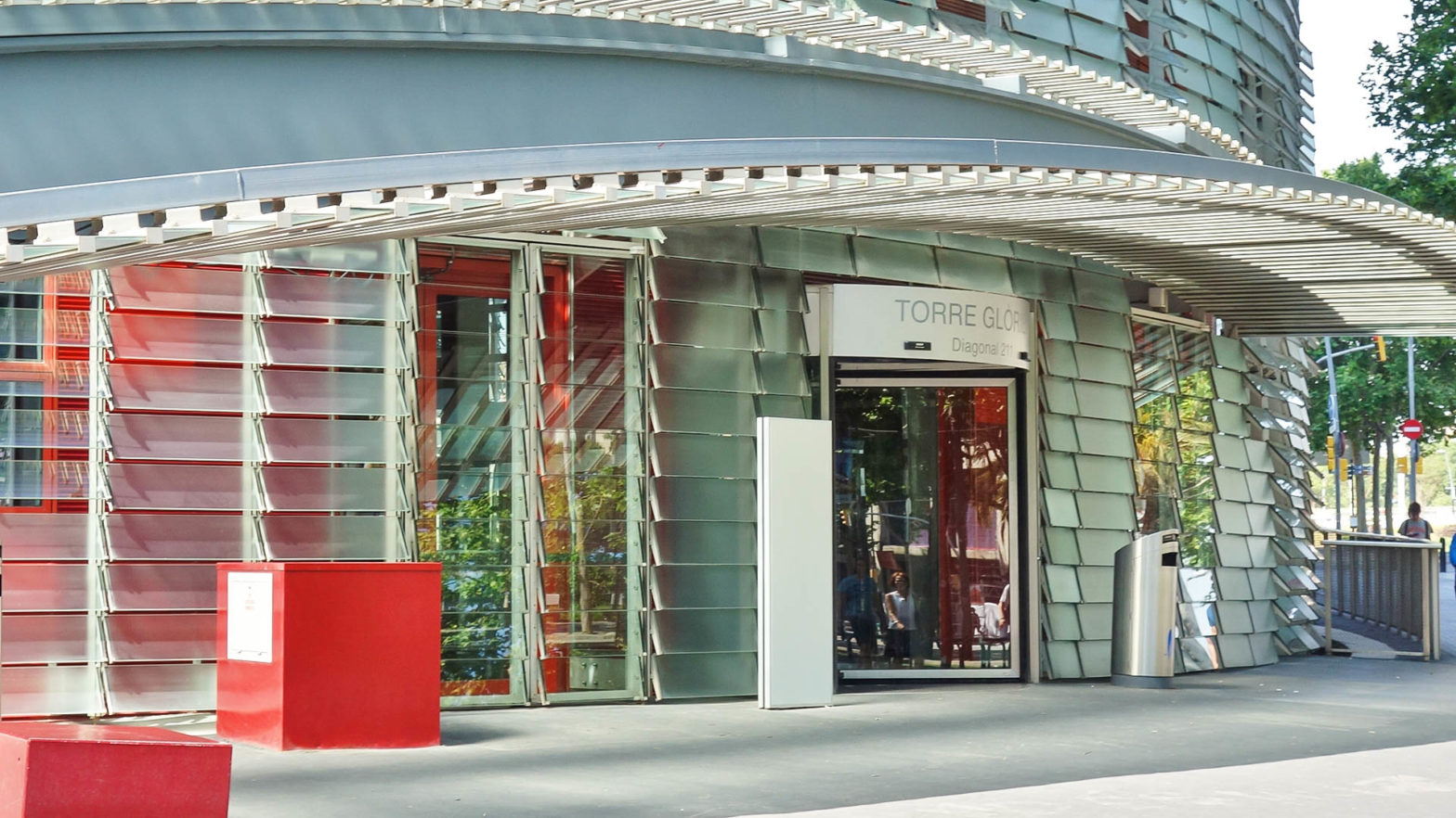 puerta giratoria entrada torre glories barcelona