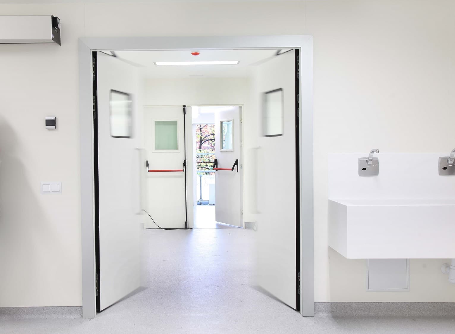 puerta manusa batiente swing door