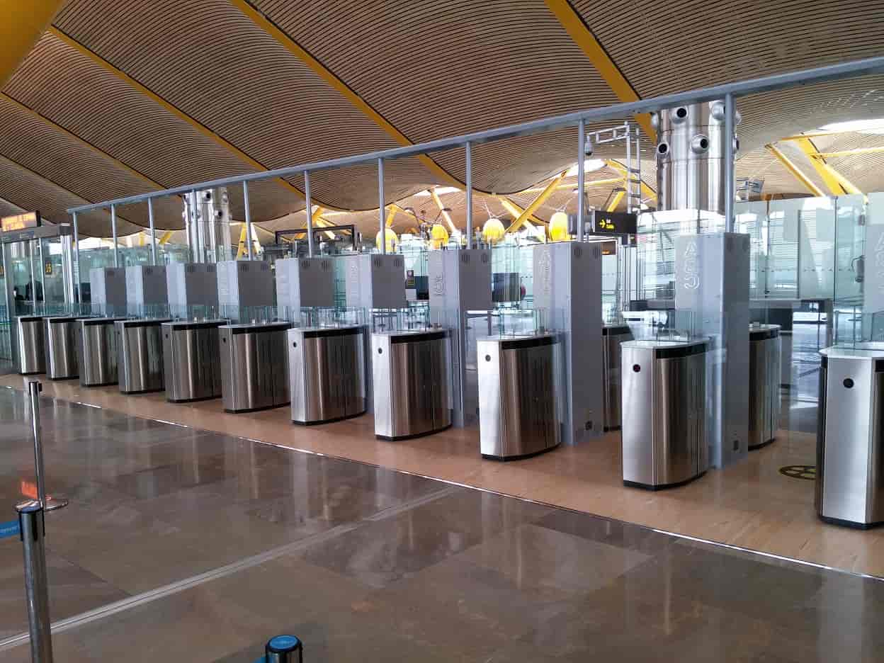 pasillo automatico puerta manusa aeropuerto