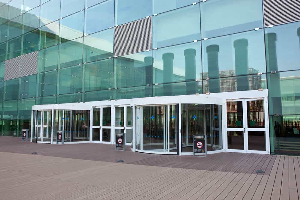 control acceso aeropuerto seguridad covid arco controlado zona aeropuertos