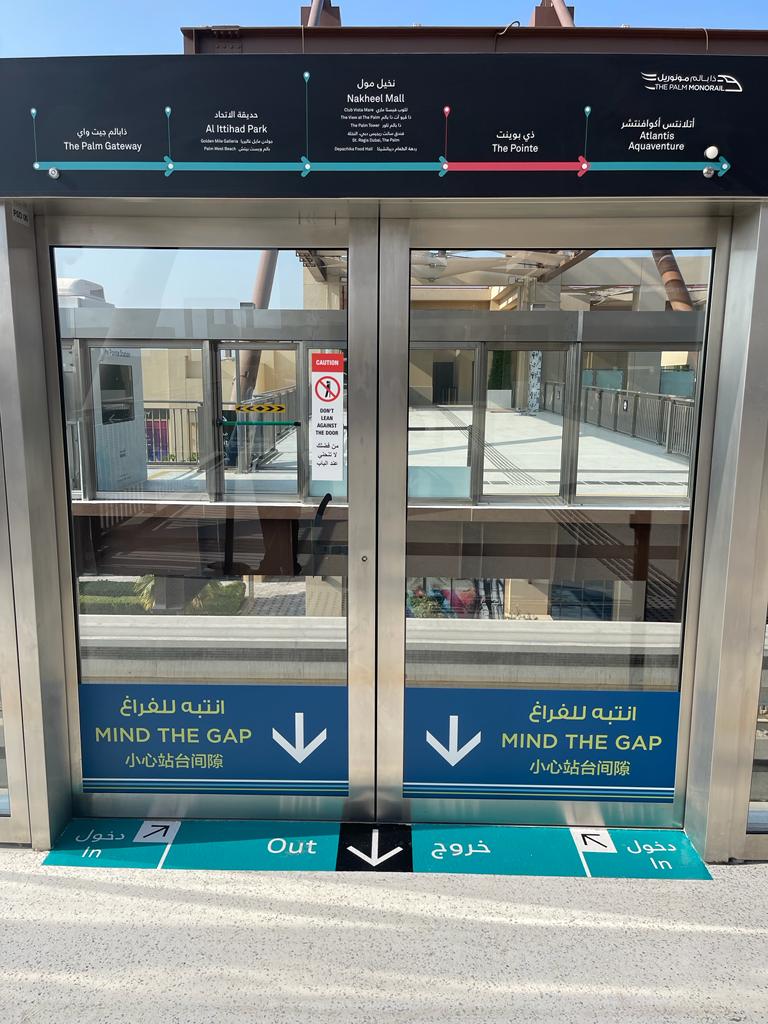 Dubai puertas cierre anden